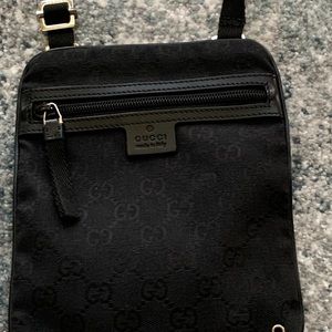 Authentic Gucci pouch 👛 purse!!